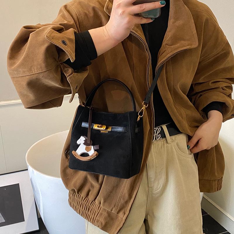 Zamszowa torba typu tote bucket w stylu koreańskim - Damska modna jesienna torba crossbody na ramię z kolorowym blokowaniem 2025