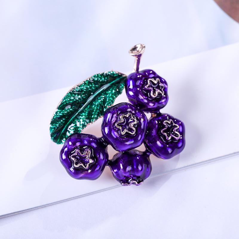 Elegant Women's Pearl & Rhinestone Cartoon Brooch Scarf Buckle with Diamond-Studded Alloy Corsage