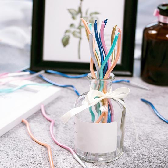 12 stk Festlys Food Grade Trygg å bruke Flames Gjenget Buet Kakedekorasjon Ensfarget Brennbare kakelys til jul