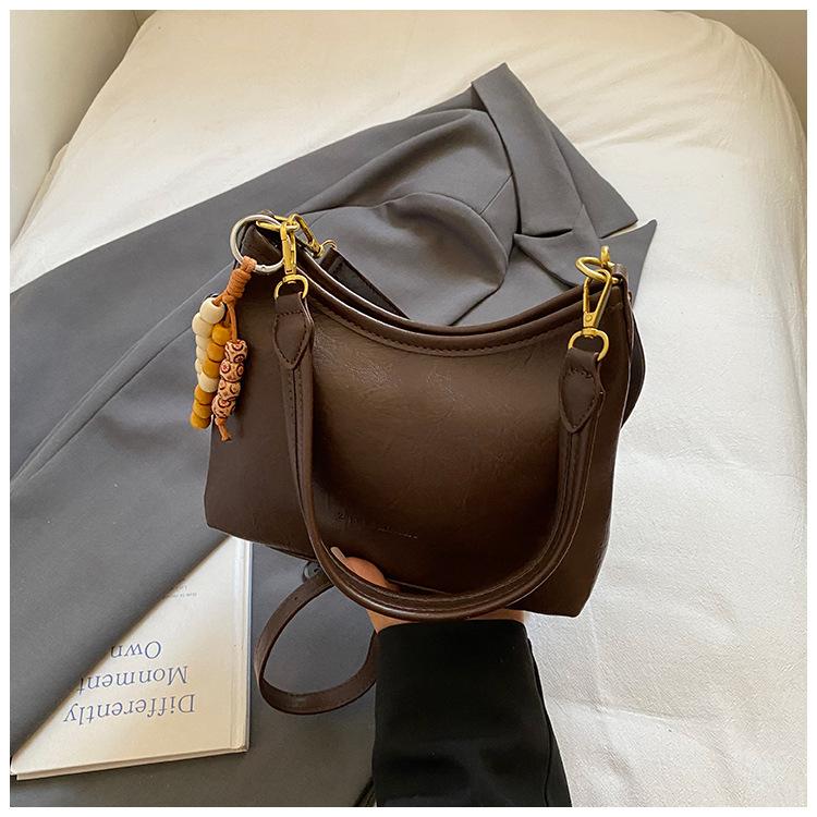 Casual shoulder bag niche design women's bag 2025 new retro underarm bag Korean version large-capacity commuter messenger bag