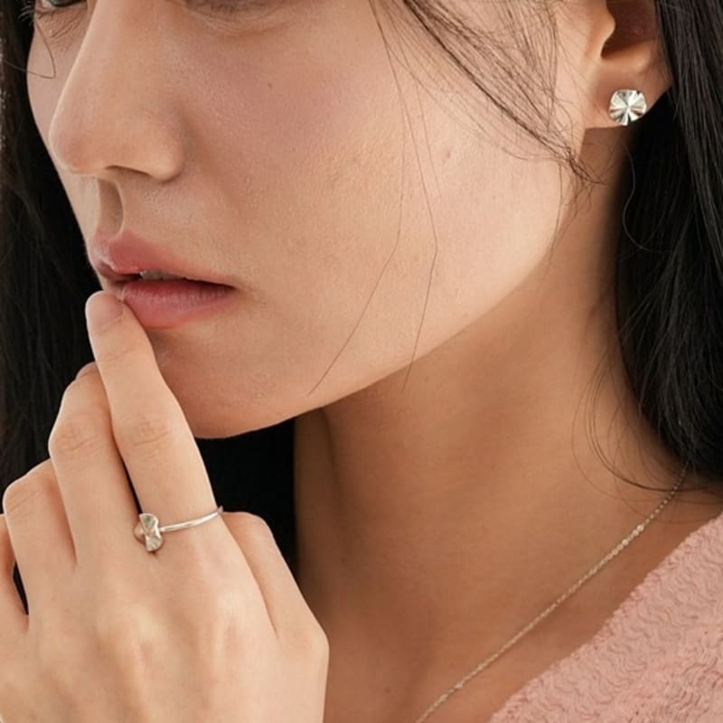 BELLOOGGI Circle wave earring