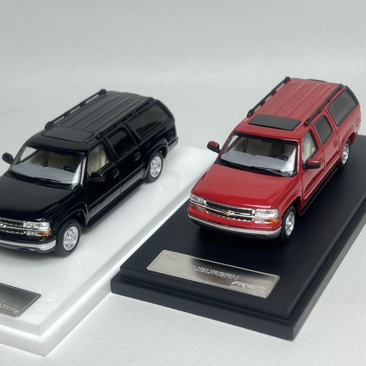 

Mk 1:64 Chevrolet Suburban Alloy Model Car Black/red
