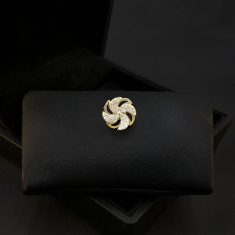 

Новая маленькая брошь-ветряная мельница с защитой от света для женского высококлассного ощущения, высококлассная модная пряжка с защитой от света, летние аксессуары для фиксации выреза