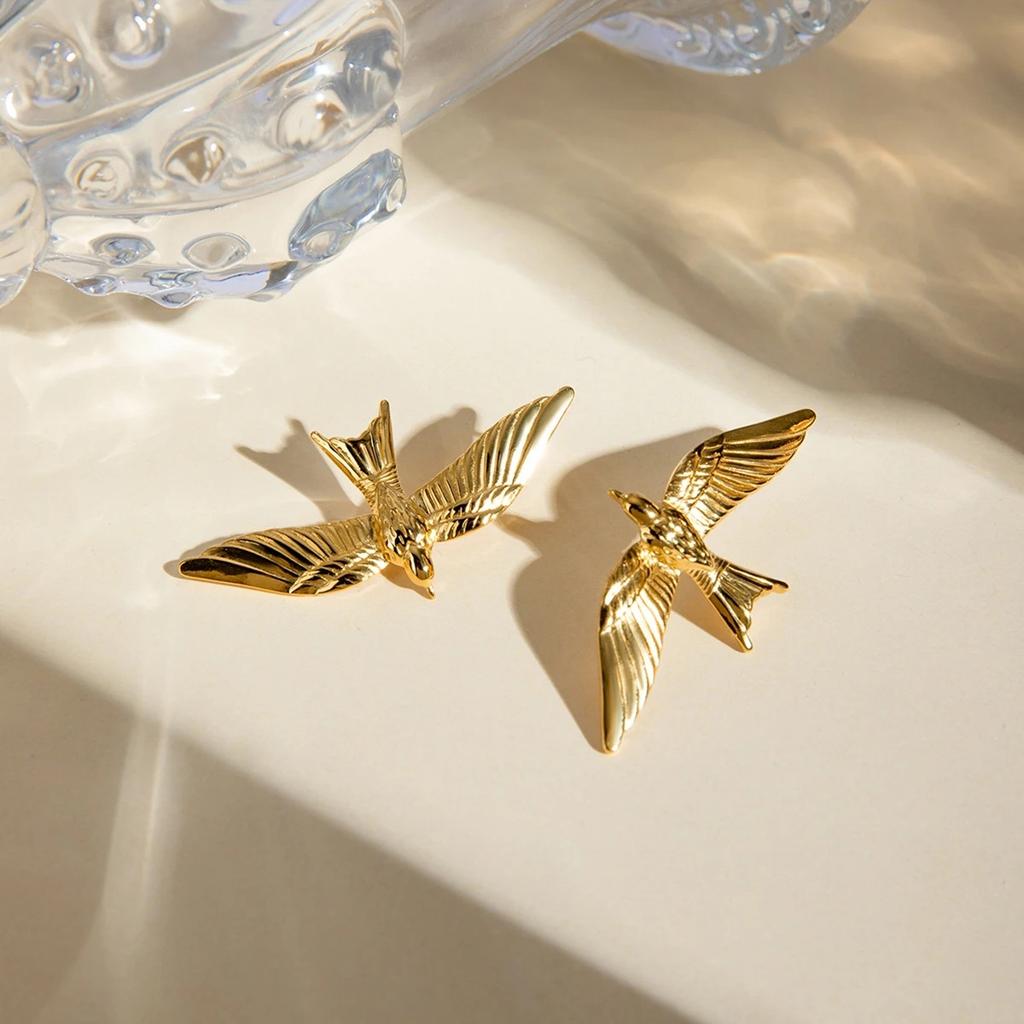 Neue Kreative Retro Dreidimensionale Goldfarbe Kleine Schwalbe Ohrstecker und Ring für Damen Tier Schmuck Zubehör Geschenke