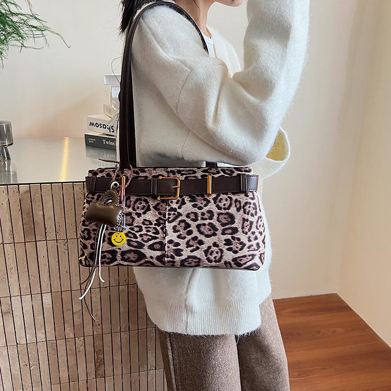 Premium texture retro leopard print single shoulder underarm bag women's 2025 new autumn and winter large-capacity commuter baguette bag