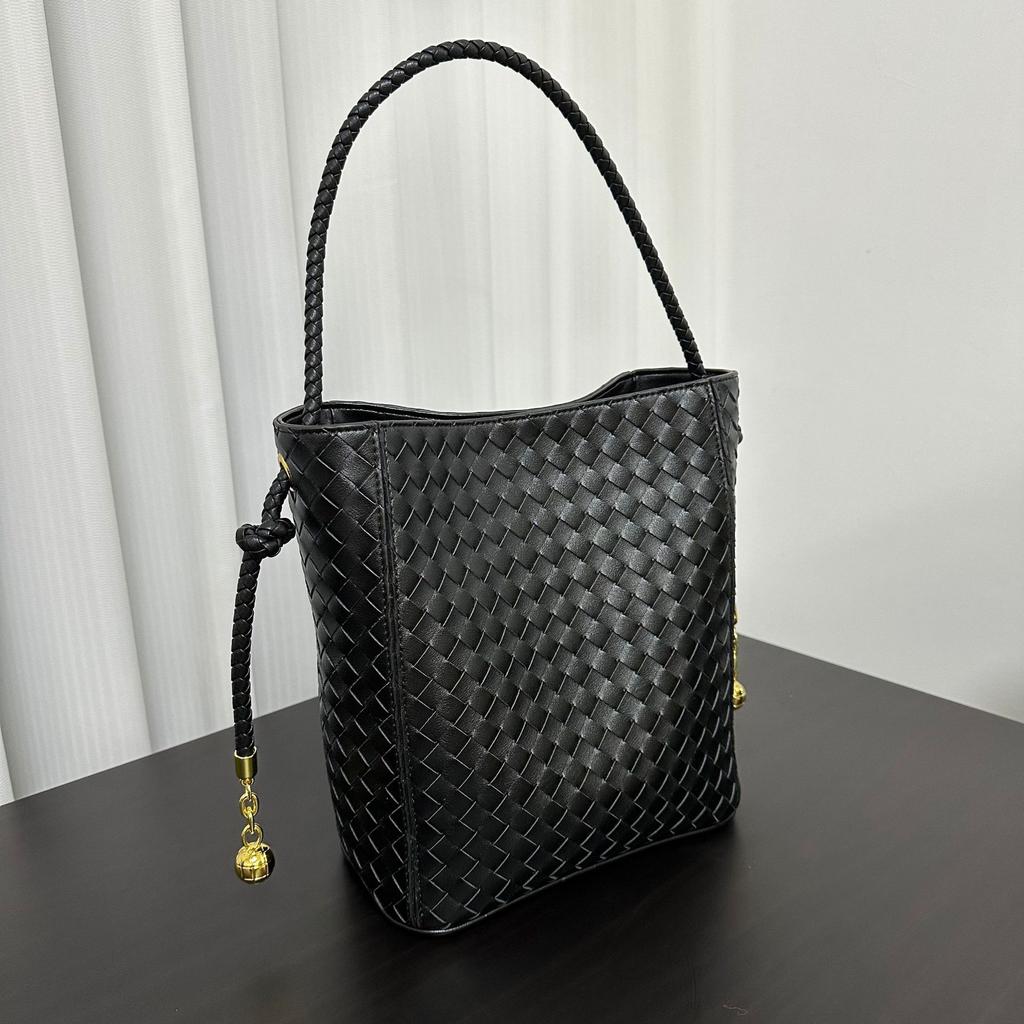 2025 New medieval fashion versatile leather square shoulder underarm crossbody tote bag woven bag hand bucket bag