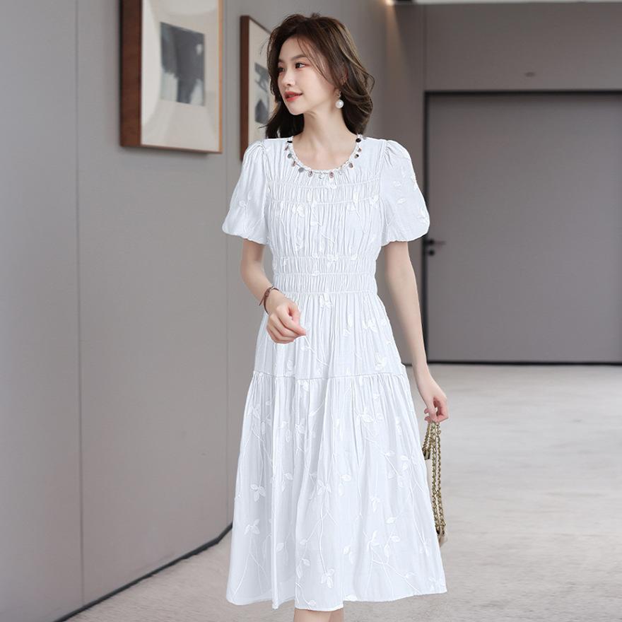 Summer New Round Neck Design Embroidery Dress with Waist Temperament and Thin Holiday Style Dress