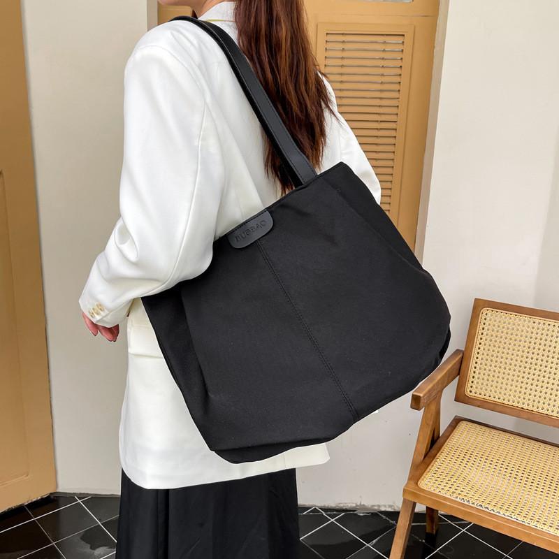 Stylish Large Capacity Tote Bag For Women With Retro Chic Design And Durable Canvas Material