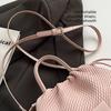 Bolsa de ombro feminina elegante com textura