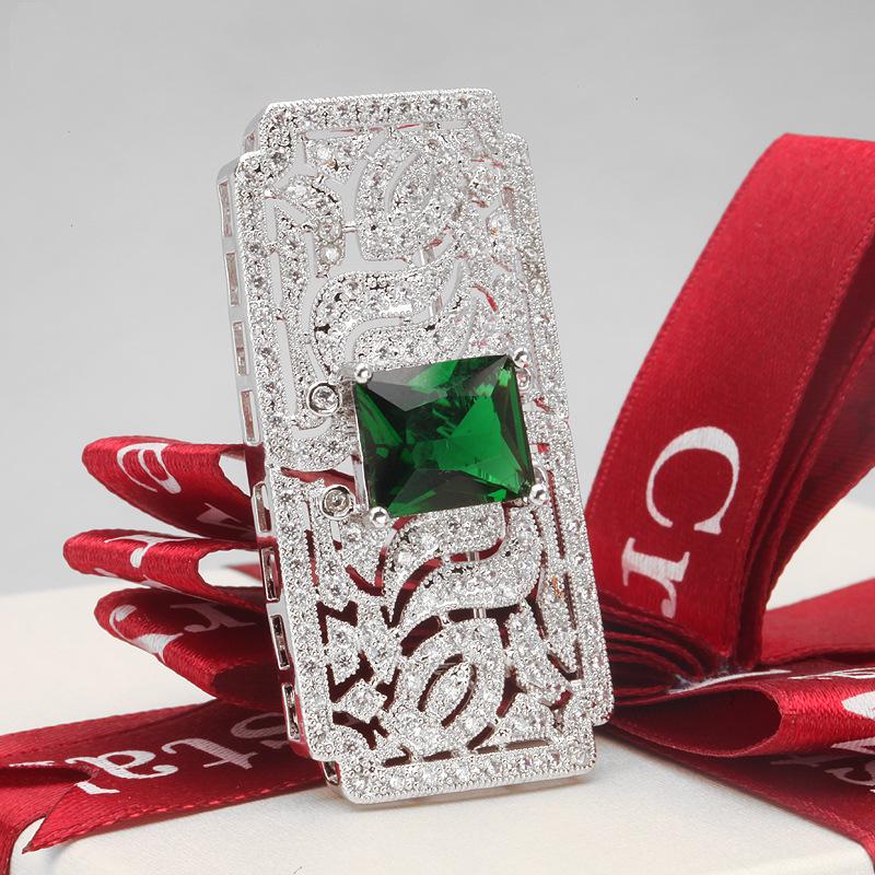 

Jinse Vintage Classic Geometric Brooch with AAA Zircon - European & American Light Luxury Corsage Pin