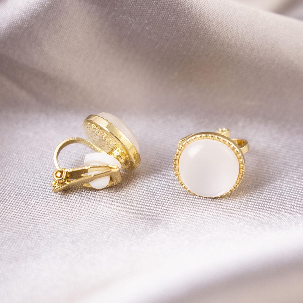 Brincos de pressão triangulares elegantes para orelhas não furadas - Versáteis e com um toque de luxo leve para o uso diário.