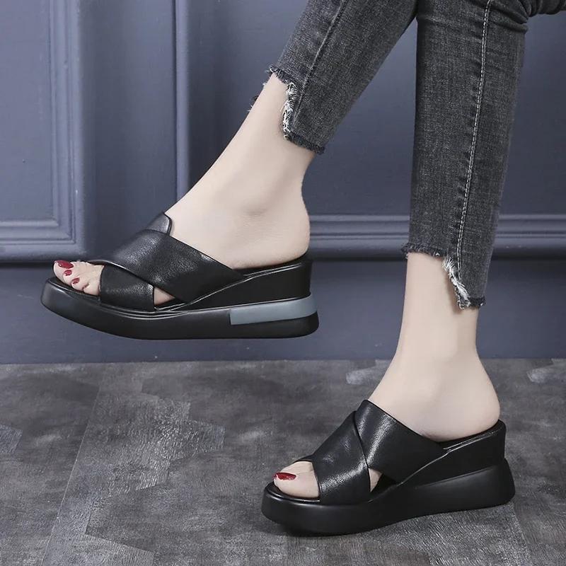 

модные летние женские босоножки модные тапочки на танкетке летние новые тапочки на толстой подошве женские модные тапочки на платформе на высоком каблуке 40 чёрный