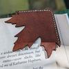 1 Stück Leder Ahornblatt Lesezeichen - Vintage Eckhalter für Bücher, Perfektes Geschenk für Buchliebhaber zu besonderen Anlässen