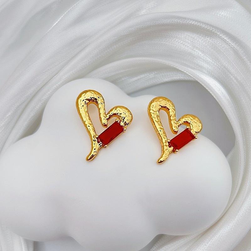 

Advanced Sense Of Love Hollow Zircon Stud Earrings Gentle And Elegant Lady Temperament Stud Earrings Commuting Versatile Personality Earrings Women