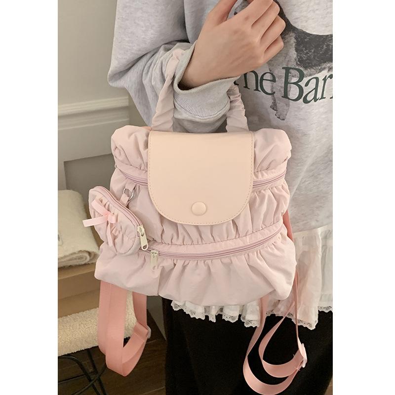 Ein trendiger und modischer plissierter lässiger Hand-Rucksack