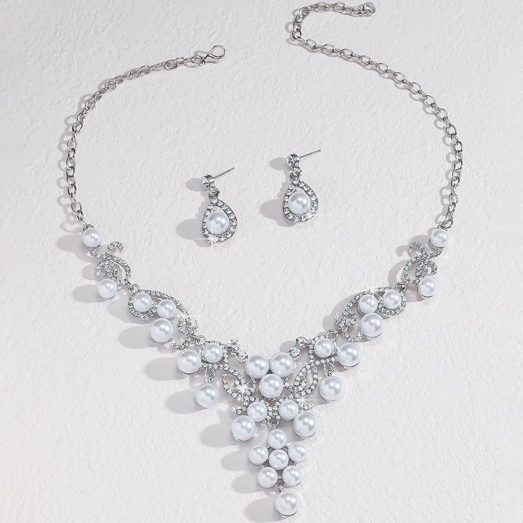 Fashion Temperament Pearl Flower Rhinestone Short Necklace Necklace Earrings Set Accessories
