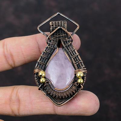 Pendente Quarzo Rosa Avvolto in Filo di Rame Gioielli Fatti a Mano Pendente Delicato Avvolto in Filo Pendente Pietra Preziosa Gioielli Pendente in Rame Regalo Per Donne