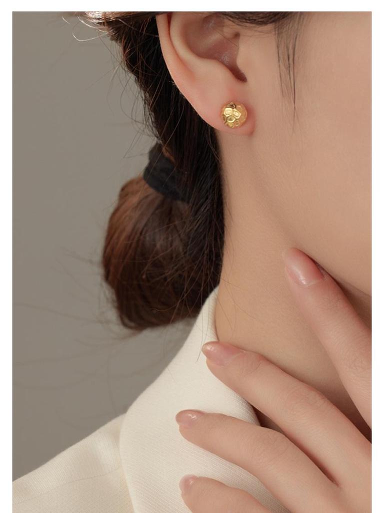 Banyan Tree Gold-Plated Silver Hammered Texture Round Earrings for Women: High-End Autumn/Winter Fashion.