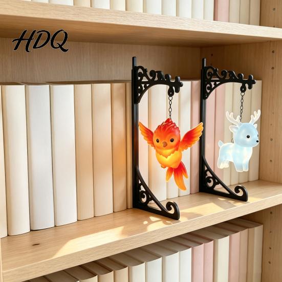 Dekoratives Desktop-Ornament Magische Bücherregal-Lampe mit Eulen-, Phönix- und Hirschfiguren Vintage-Eisenständer Geburtstagsüberraschung für Fans Helles Warmlicht