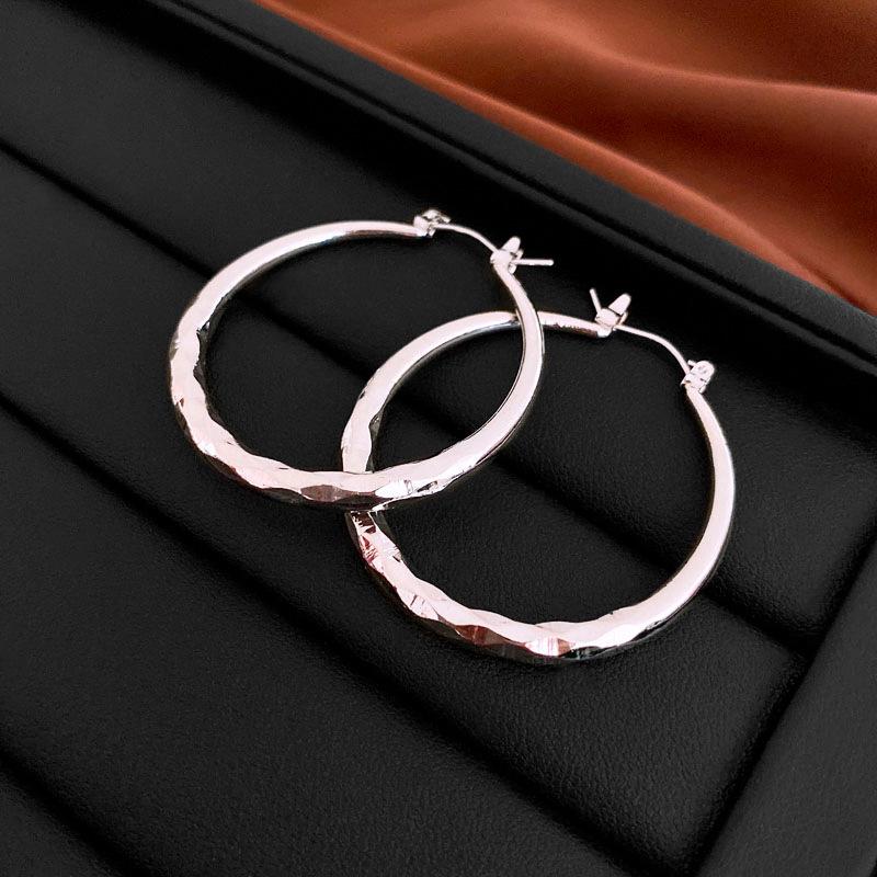 Vintage Pearl Round Earrings: Retro, Versatile High-End Studs with Fashionable Design and Elegant Temperament.