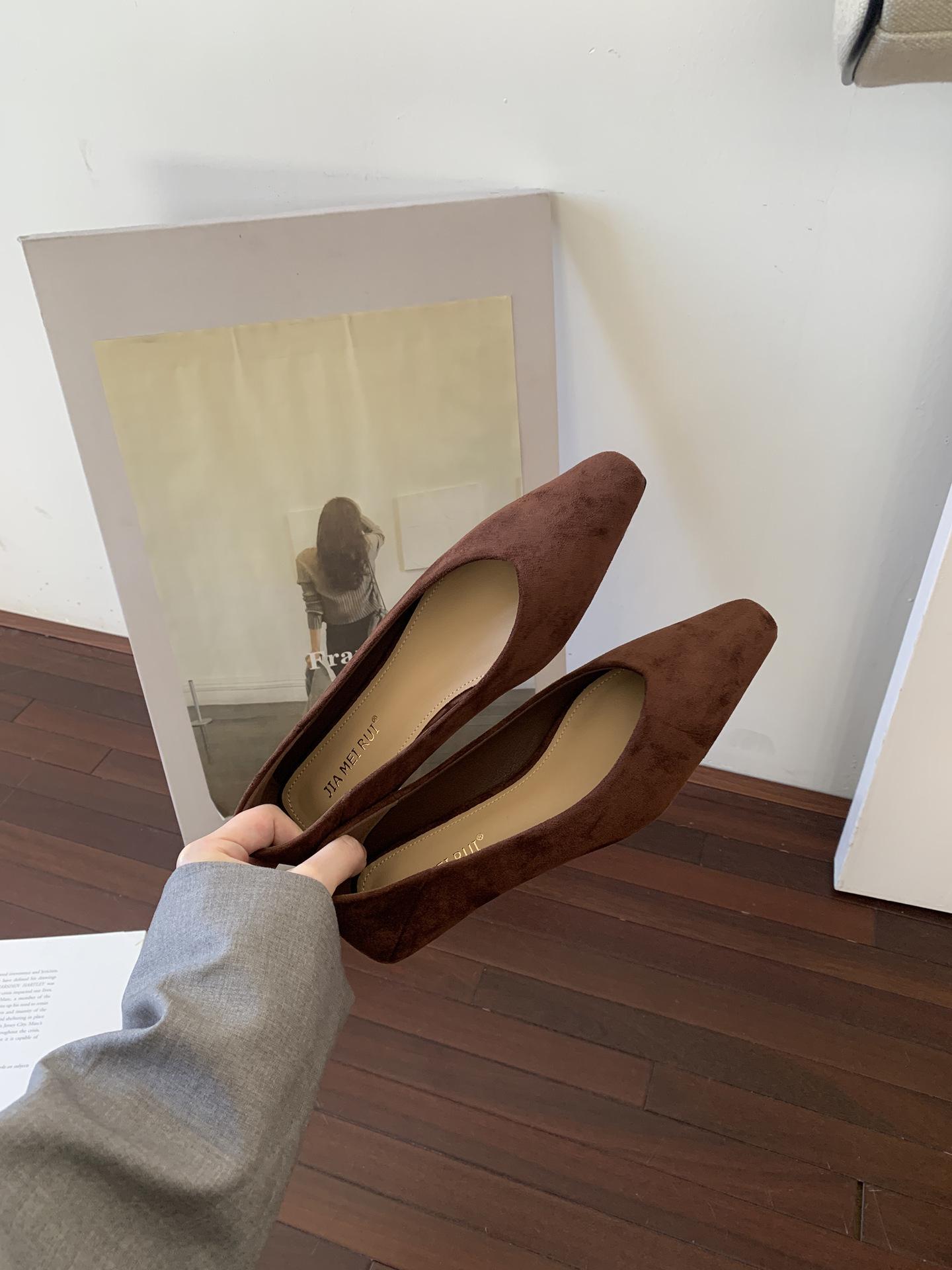 

Shallow mouth square head single shoes women s 2025 new French suede temperament late evening commute one pedal low heel flat shoes 40 кофейный