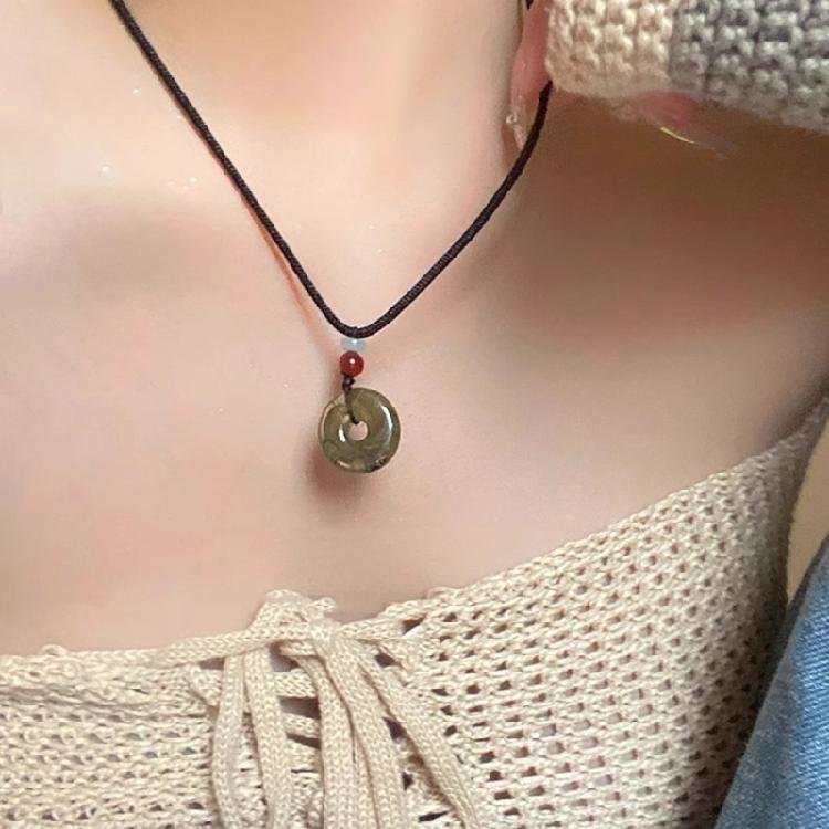 2 Stück Schöne Rose Blume und Friedensschnalle Anhänger Halskette Harz Halskette für Frauen, die ihre Garderobe aufwerten möchten