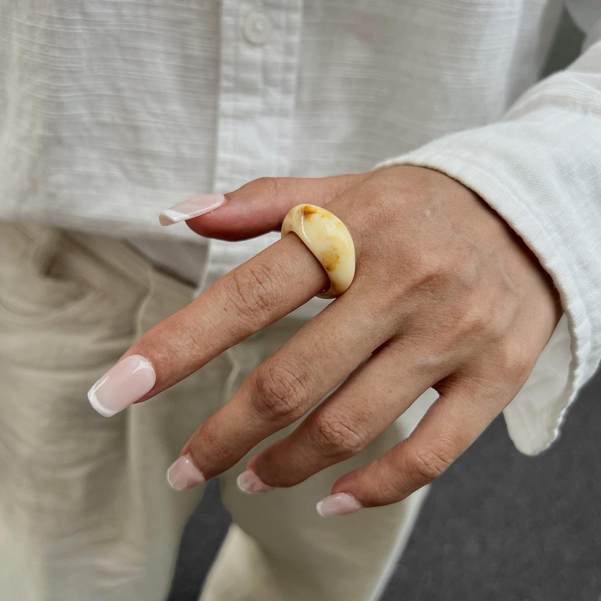 

Корейские Простые Прозрачные Цветные Смоляные Кольца Нишевые Ретро Наборные Изогнутые Акриловые Геометрические Овальные Широкие Кольца Шарм Модные Неправильной Формы Модные Ювелирные Изделия