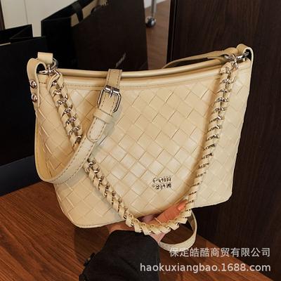 Textured Bag Women's 2025 Spring and Summer New Trend Fashion Niche Portable Bucket Bag Commuter Casual Messenger Bag