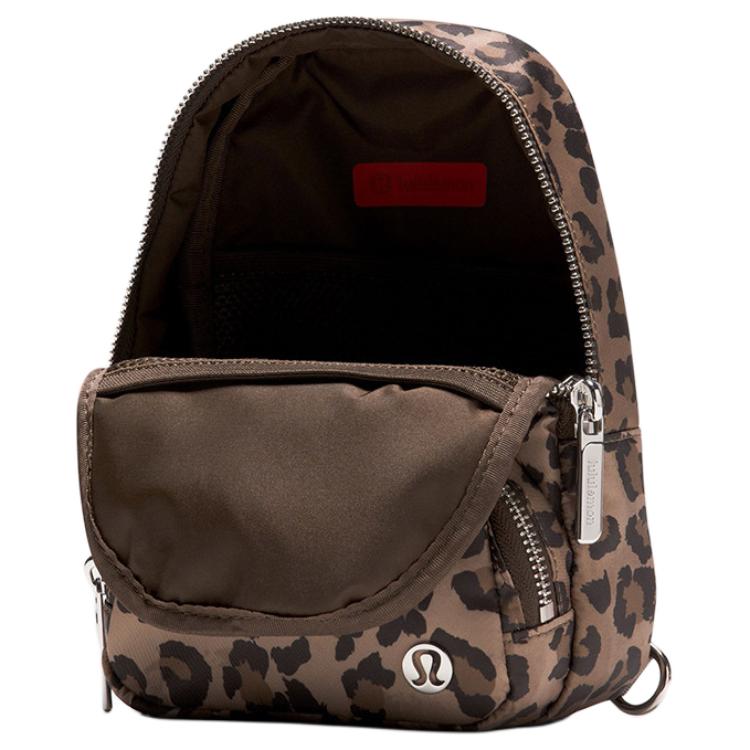 Lululemon Überall 2L Metall-Logo Reißverschluss Umhängetasche Damen Taschen Leopard Oxford-Rot LU9DAOS
