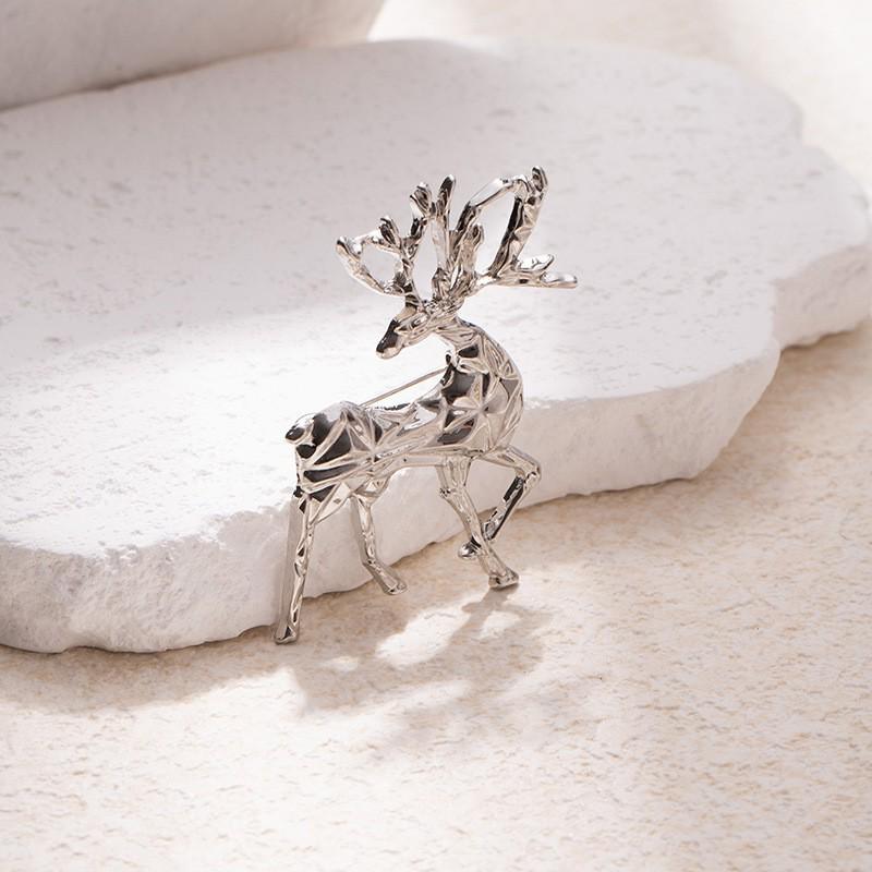 Gold Three-Dimensional Deer Lapel Pin for Men - Stylish Christmas Coat Accessory