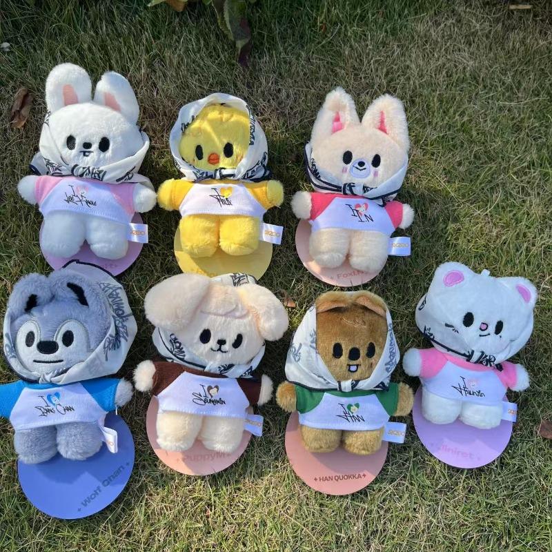 Najnowszy pop-up store skzoo w 2025 roku zawiera magnetyczną lalkę stojącą w uroczej kreskówkowej pozie jako figurkę prezentową oraz celebrytę.