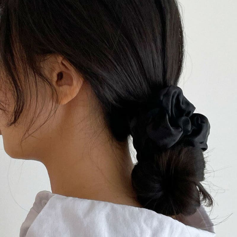 Oar Glossy Satin Scrunchies [Black]