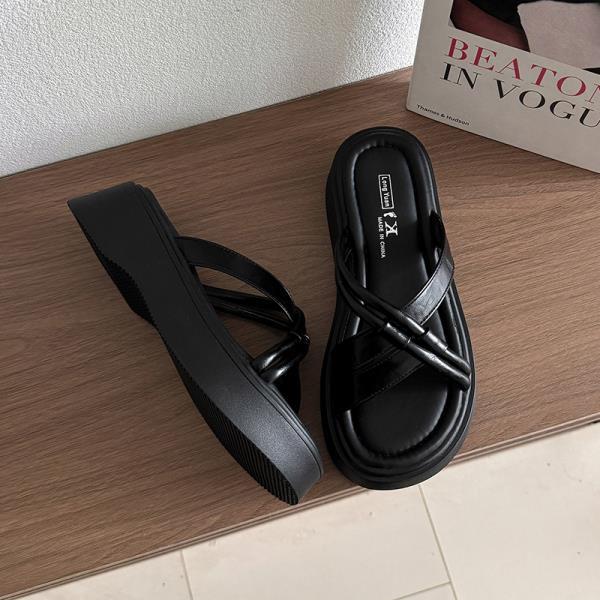 Fashion Slippers Women Summer Female Shoes Luxury Slides Platform Med Soft 2025 Designer Rome Fashion Slippers Casual Women's Shoes With