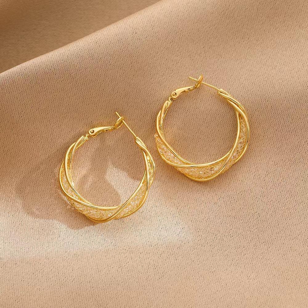 

Серьги-завитки из жареного теста Темперамент Универсальные новые серьги-кольца Простые и современные роскошные полые серьги