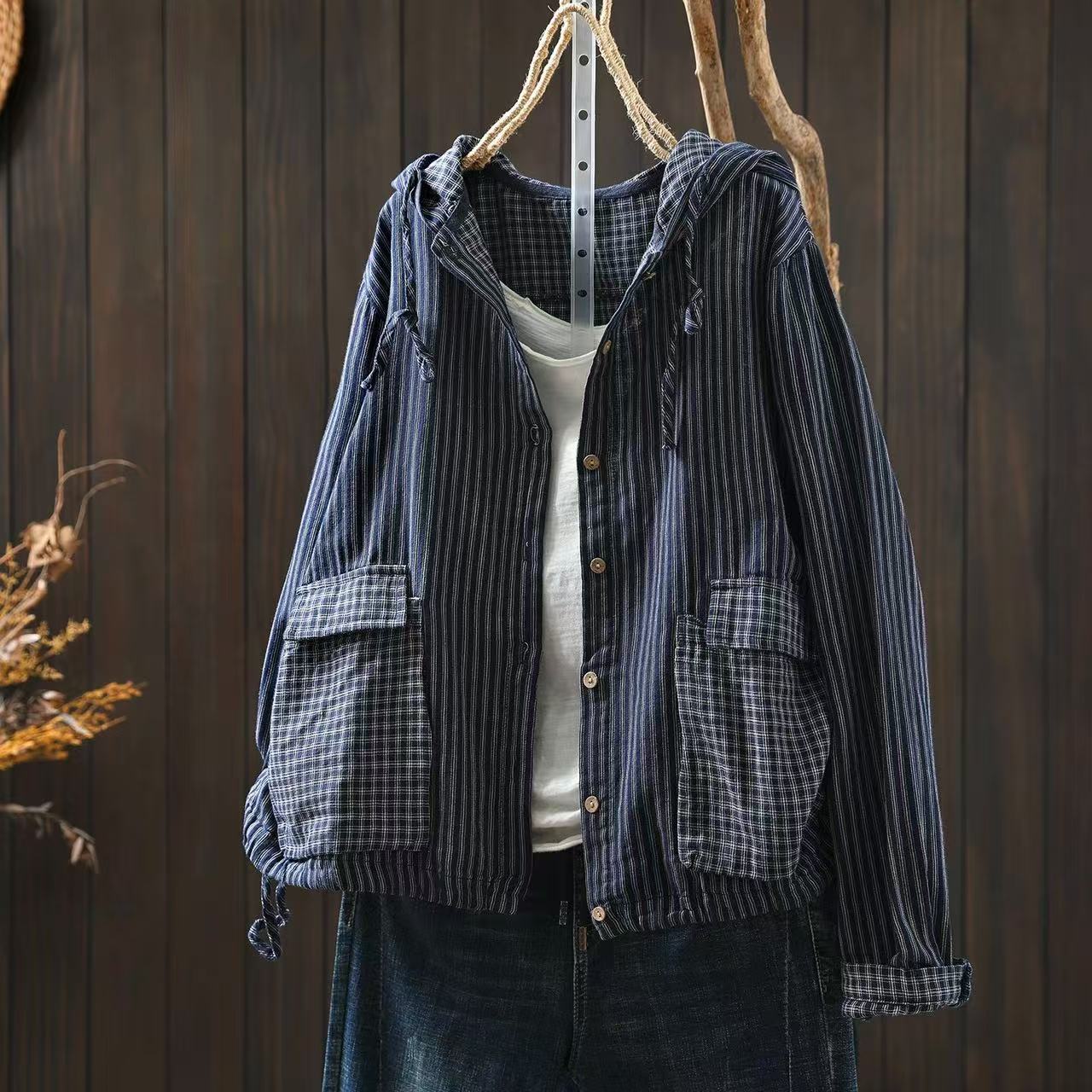 

Johnature Women Vintage Hooded Shirts Striped Long Sleeve Patchwork Pockets Autumn Casual Female Blouses One Size темно-синього кольору