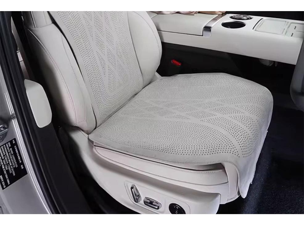 Idealna Uniwersalna Poduszka na Siedzenie Samochodowe z Zamszu L6L7 – Oddychająca, Perforowana, Cztery Pory Roku z Osłoną