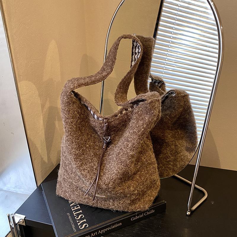 

Casual relaxation, large-capacity woolen bag, women s new autumn and winter commuting single shoulder messenger tote bag коричневый