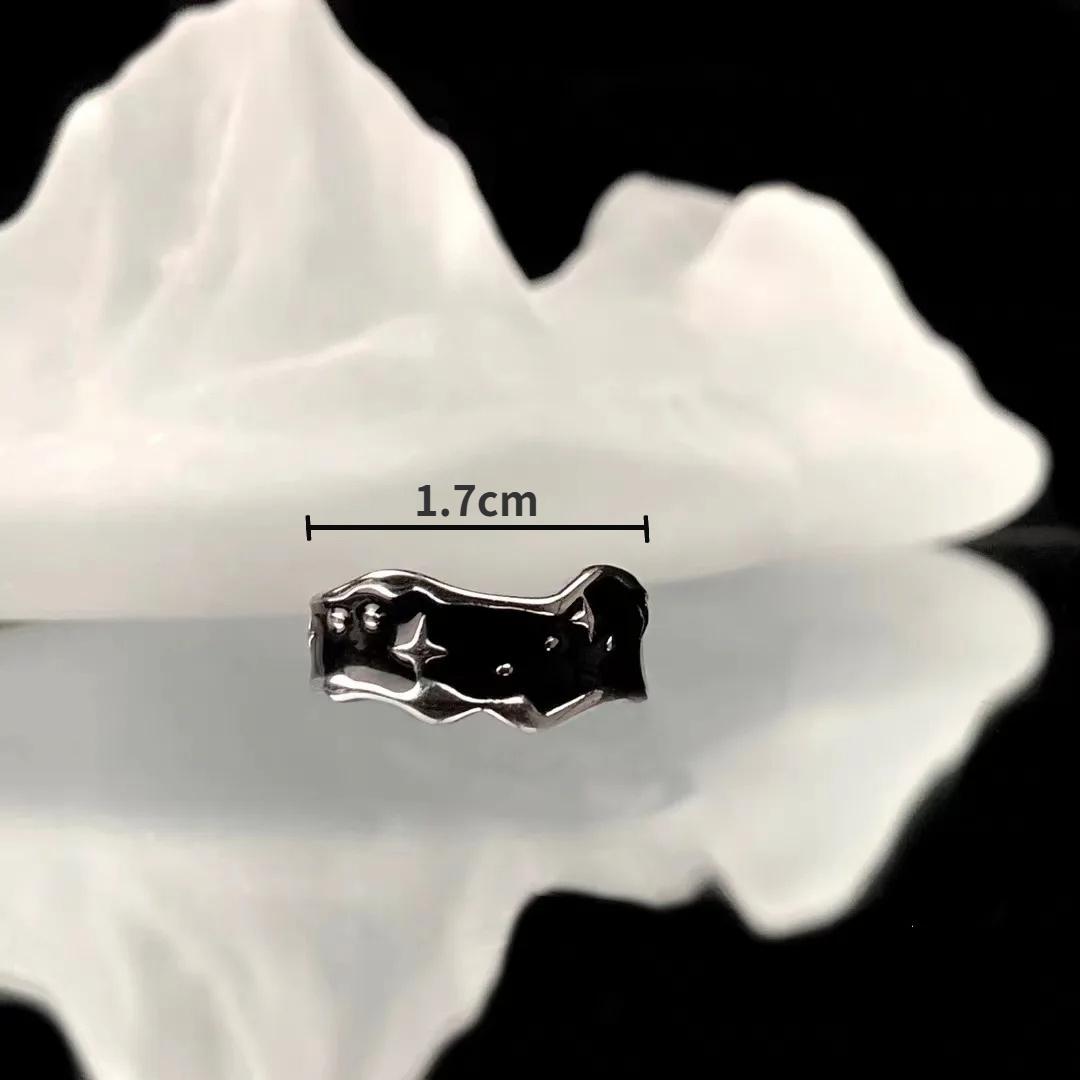 

Темный стиль, нишевое звездное кольцо, мужское и женское модное кольцо для указательного пальца в стиле легкой роскоши и нейтральном стиле, кольцо с открытой звездой неправильной формы. resizable чёрный