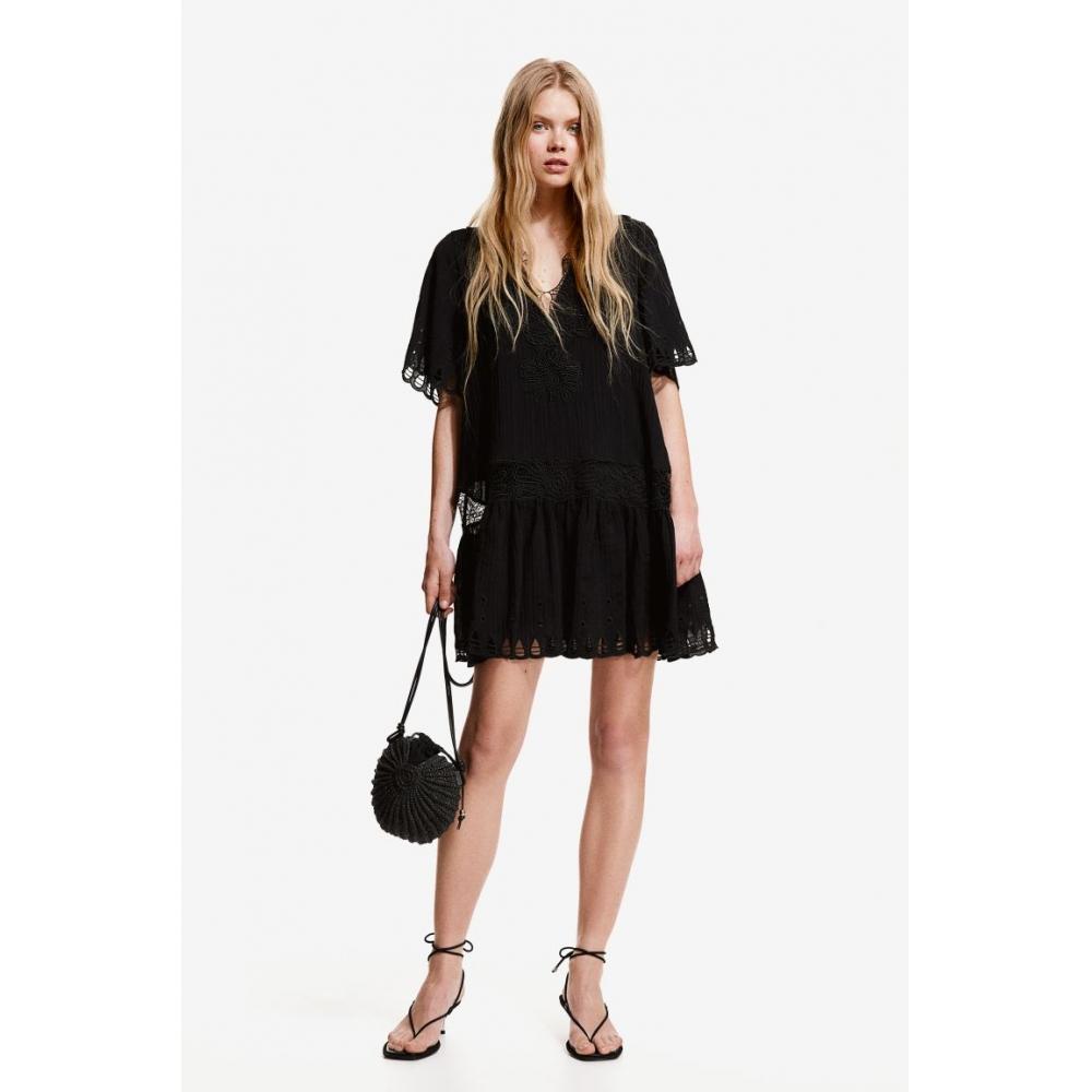 

Платье с вышивкой HM черное