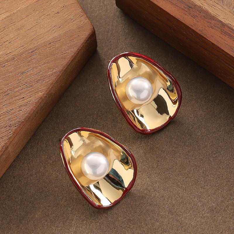 Fashion Exquisite Personality Irregular Drip Pearl Stud Earrings Light Luxury Elegant Atmosphere Commuter Earrings
