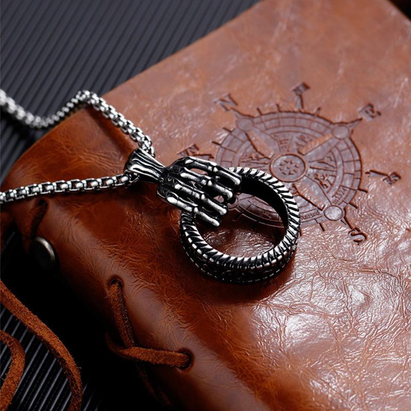 Women's Necklace Men's Necklace Is Popular with the New Skeleton Hand-grasping Rings HIPHOP Necklace Pendant