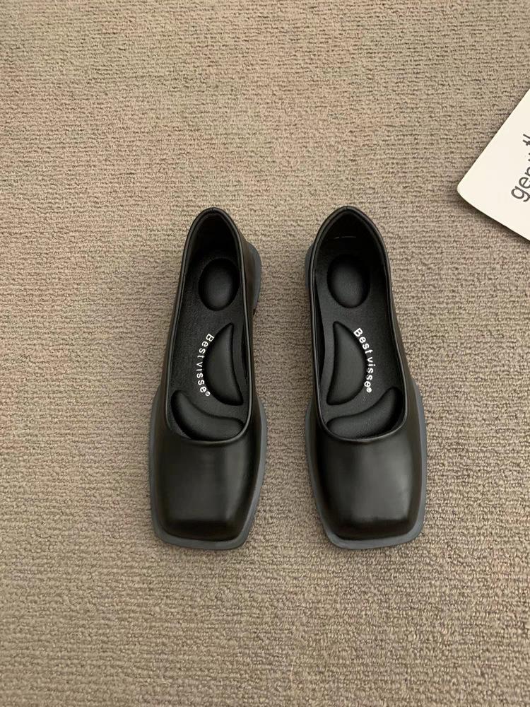 2025 summer new Hepburn style square head shallow mouth single shoes women's French fashion low heel small leather shoes women's casual single shoes
