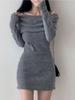 Kleines Koreanisch Schickes Off-Shoulder Rippstrickkleid mit Umlegekragen und Bodycon Minirock