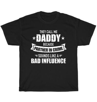 Nenn mich Daddy Partner in Crime Schlechter Einfluss Lustiges Vatertagsgeschenk T-Shirt NEU