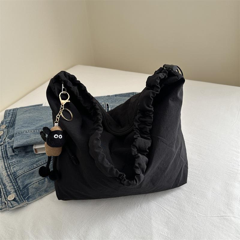 

Lazy wind large-capacity commuting leisure personalized versatile tote bag female students class Korean version design messenger bag Without pendant чёрный