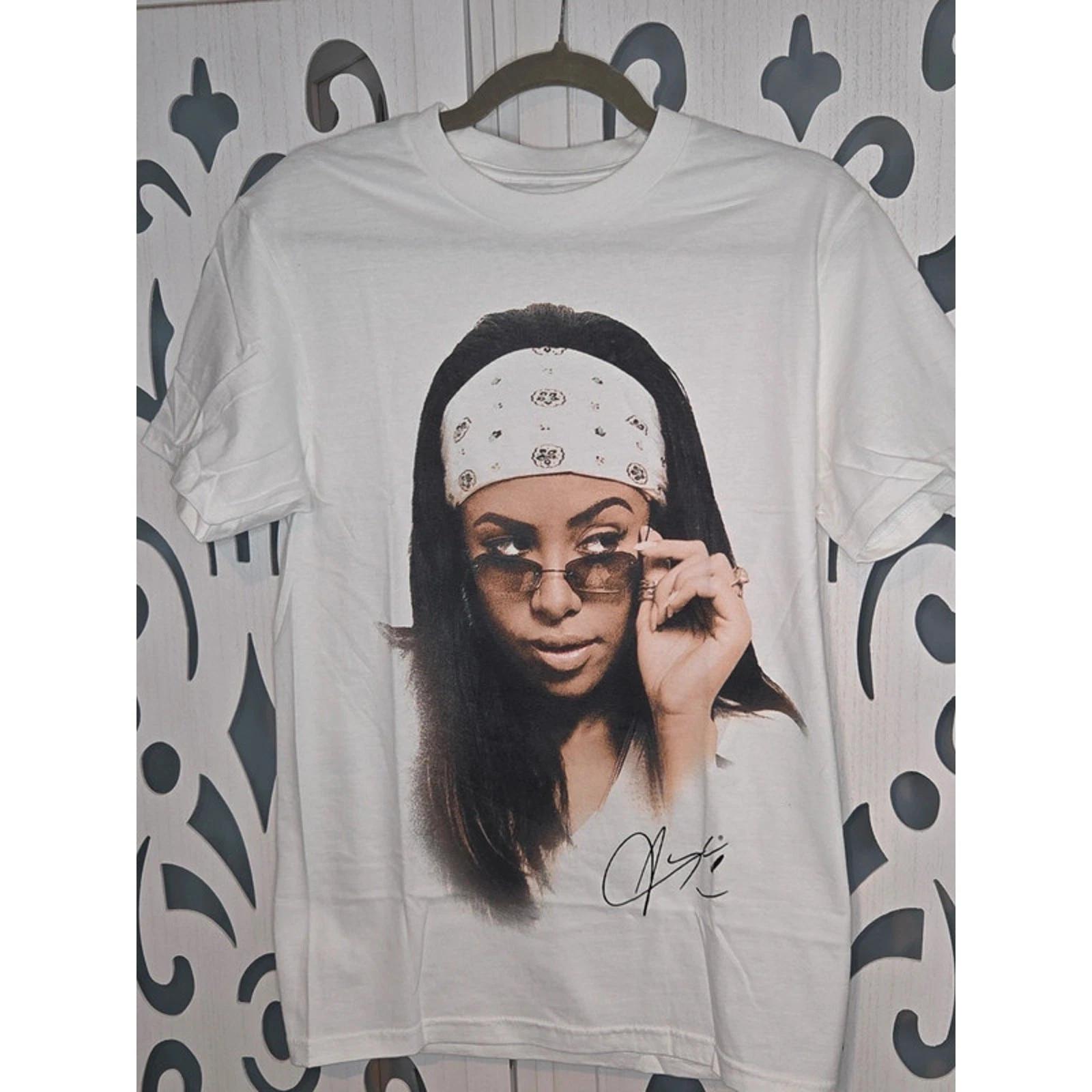 

Aaliyah Graphic T Shirt NWOT White Portrait Tee Short Sleeve women Small 4XL
