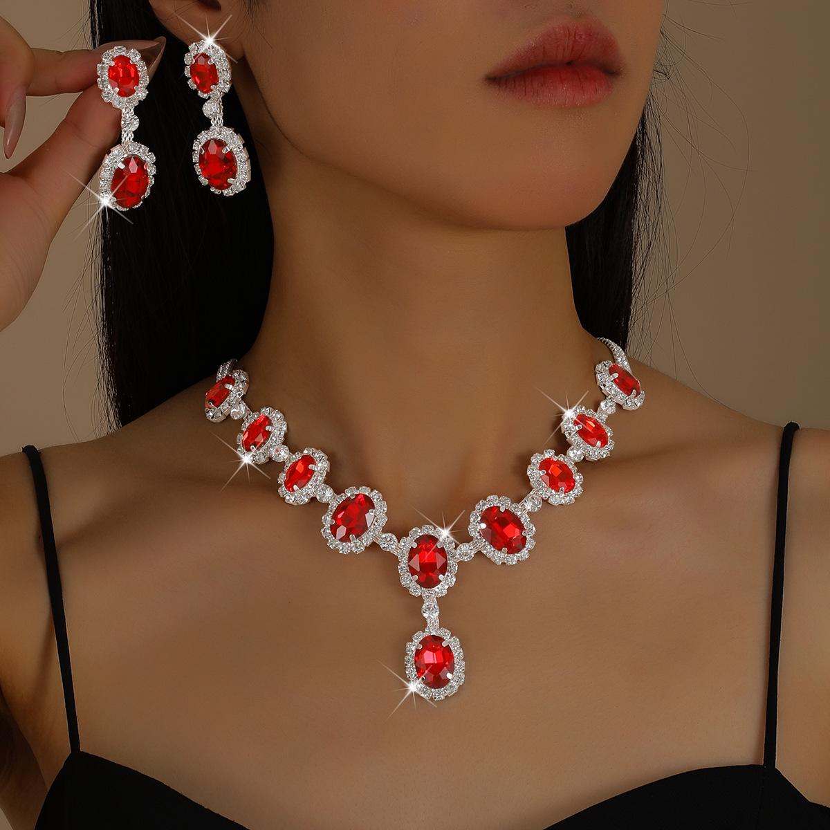

2026 Fashion Versatile Jewelry European and American High-end Rhinestone Jewelry Set Necklace Earrings Niche Retro Clavicle Chain 45CM
