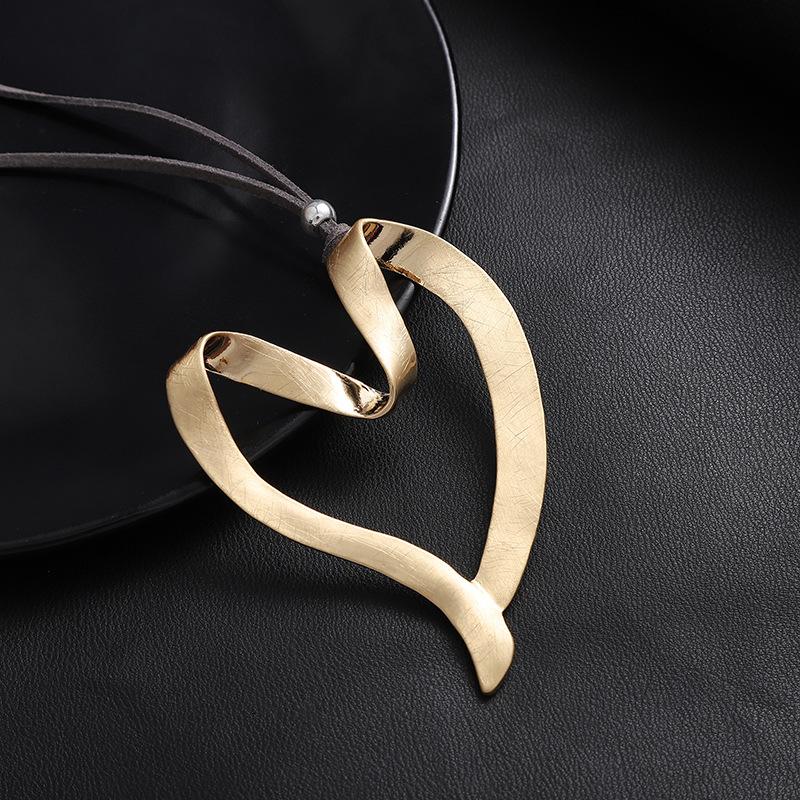 

Новая полая матовая подвеска из сплава в виде сердца любви, женская длинная цепочка-свитер на кожаном шнурке с неровным персиковым сердцем