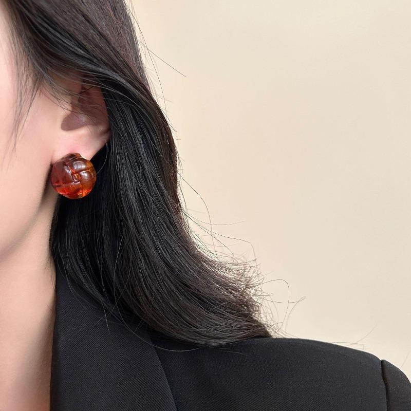 Round And Plump Resin Stud Earrings, Three-Dimensional Weaving, Retro Elegance, High-Grade Natural Light Luxury, Simple And Versatile Earrings.