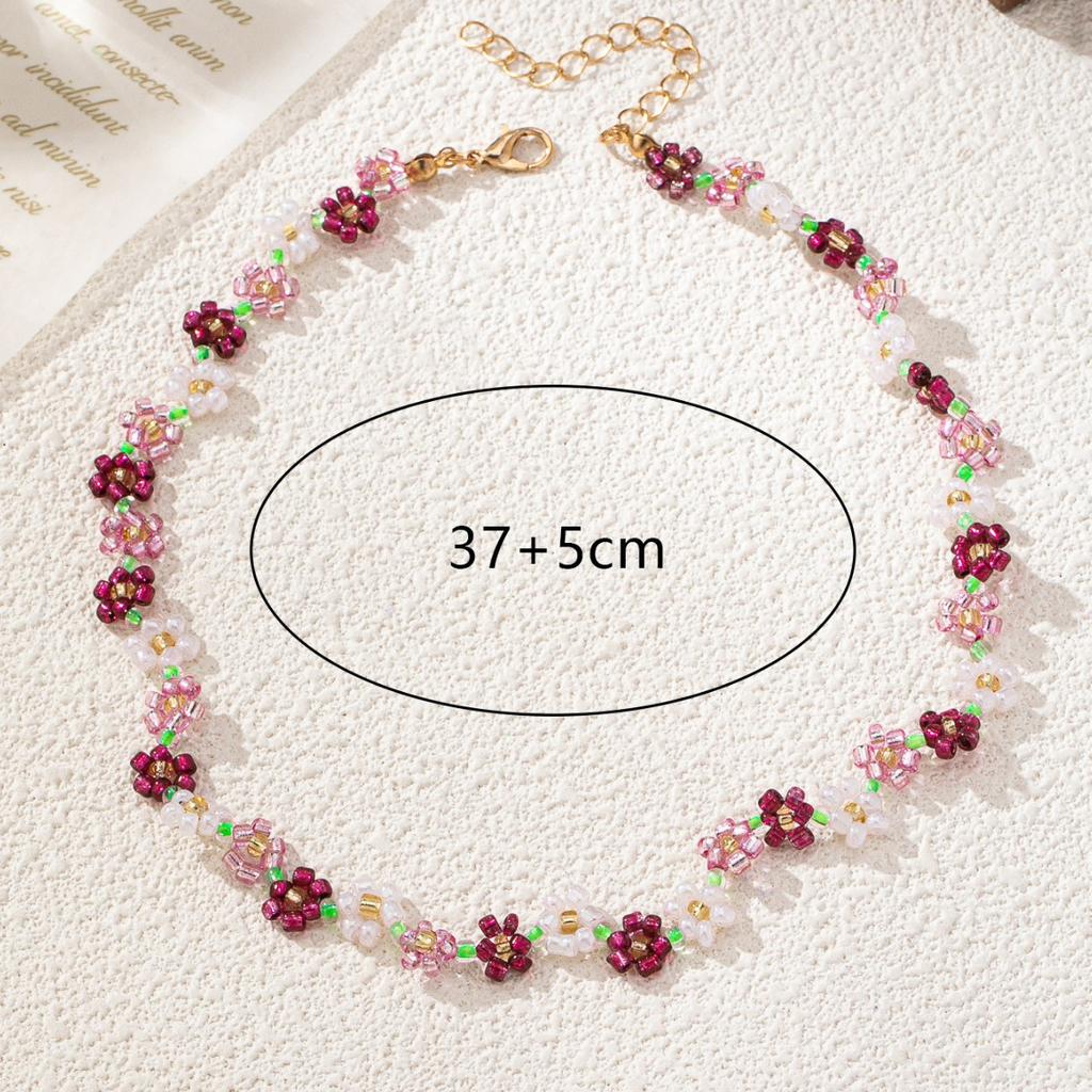 Hand-woven Petal-shaped Necklace, Fresh, Sweet and Elegant, Wearing Colorful Rice Bead Neck Chain.